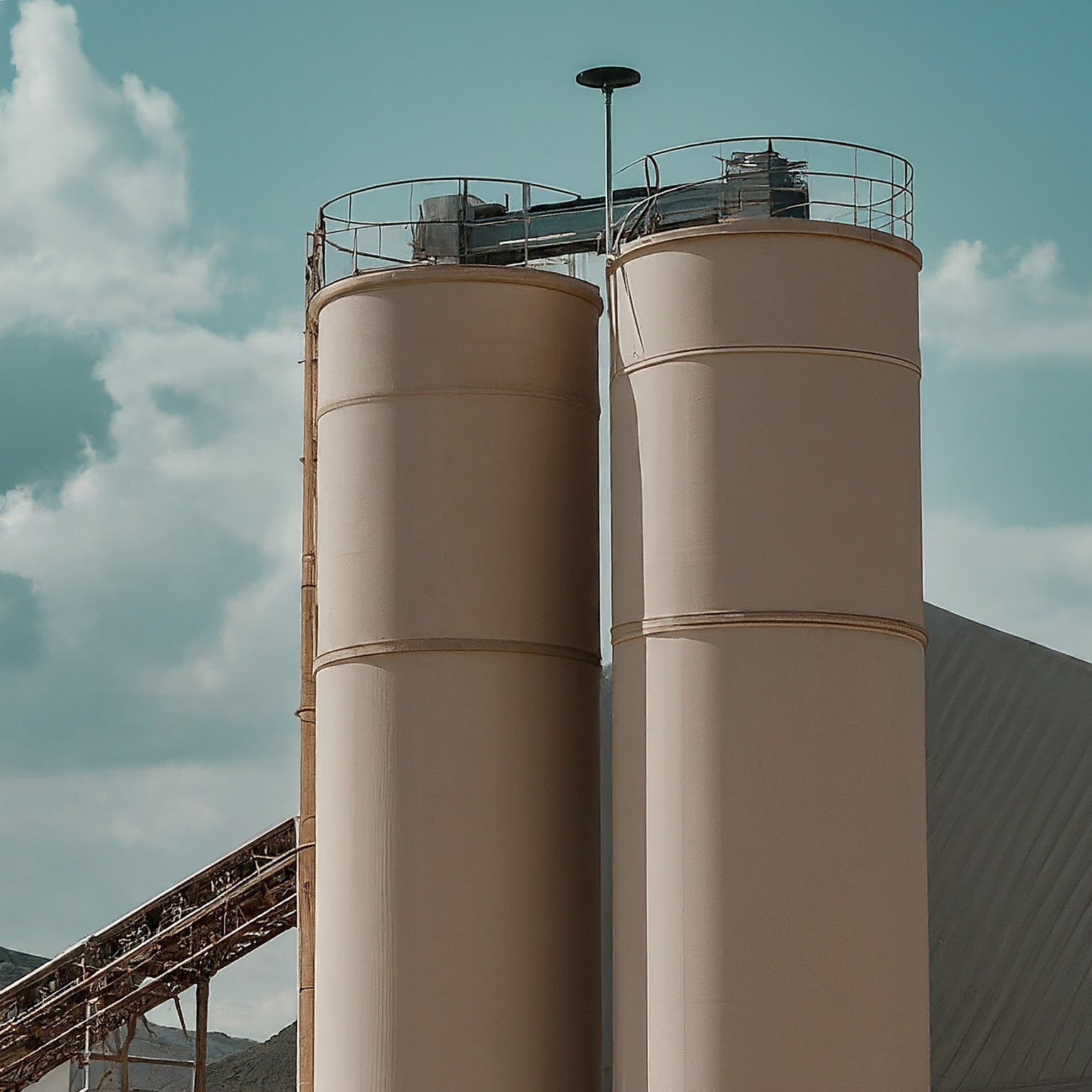 High-frequency radar sensor enabling accurate cement level measurement in a silo at a cement plant