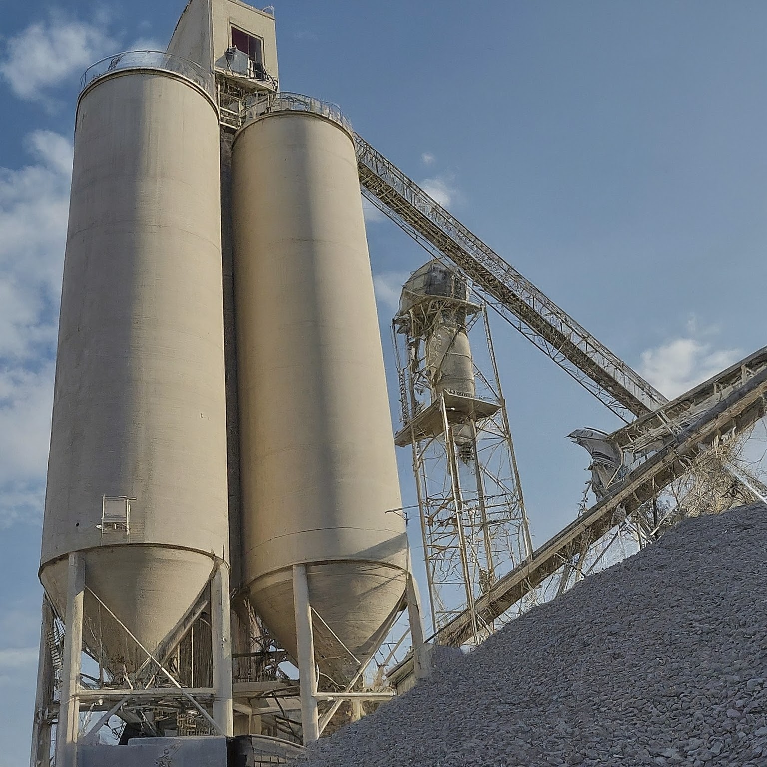 High-frequency radar sensor enabling accurate cement level measurement in a silo at a cement plant